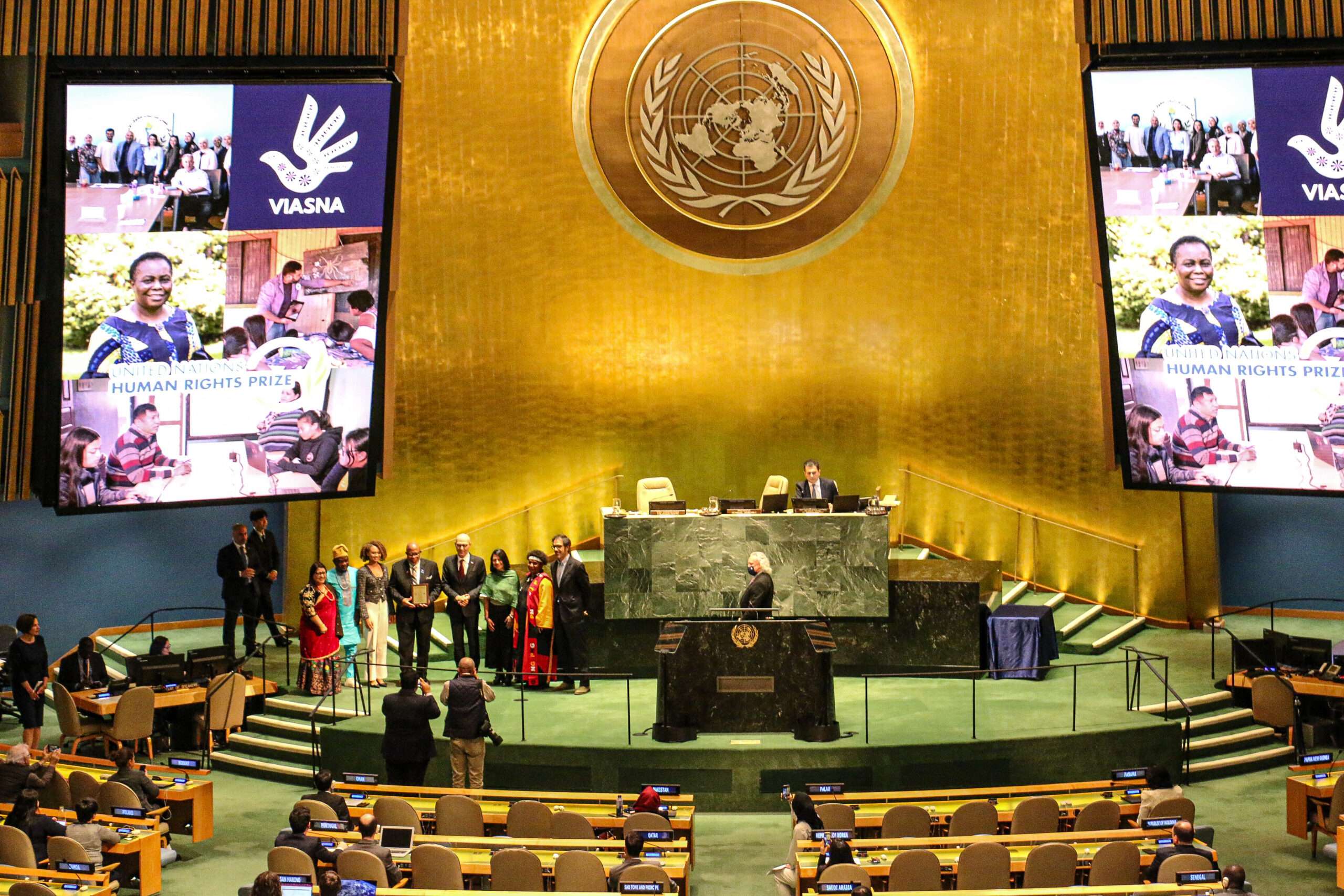 Delegation representing the Global Coalition of Civil Society, Indigenous Peoples, Social Movements, and Local Communities for the Universal Recognition of the Right to a Clean, Healthy, and Sustainable Environment accepts the UN Human Rights Prize.